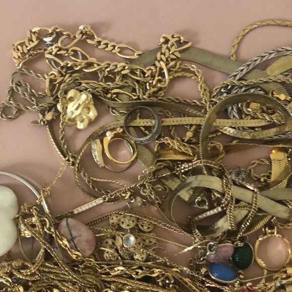 Huge costume jewelry lot. Lots of vintage pieces. - Picture 5 of 6